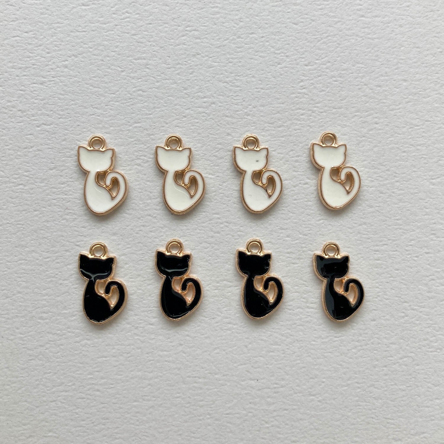 再入荷〉くるりしっぽ猫のメタルチャームパック（6p） | Dua