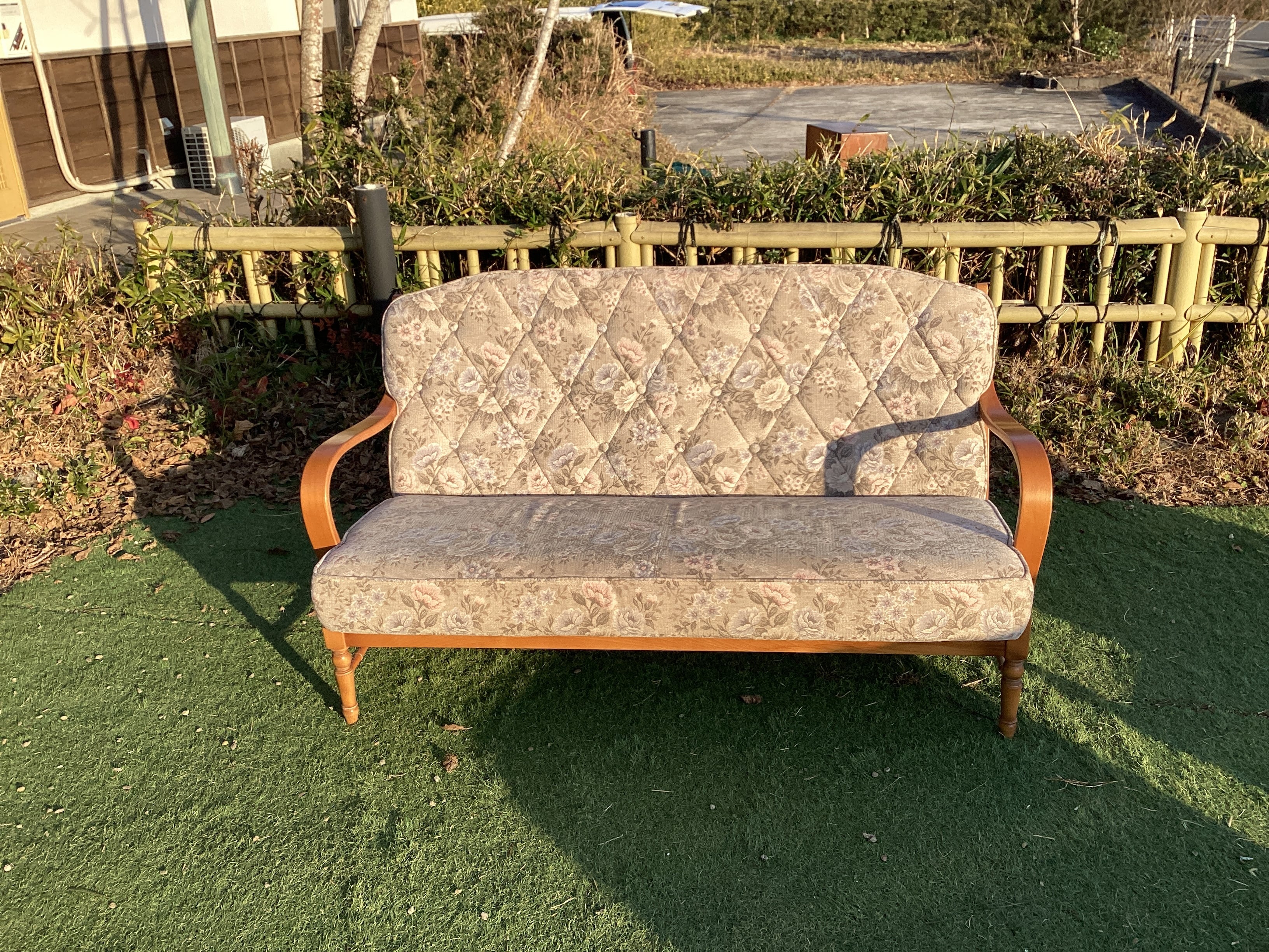 カリモク家具 コロニアルシリーズ 花柄 2Pソファ | いすみブラン カリモク家具 コロニアルシリーズ 花柄 2Pソファ | いすみブラン