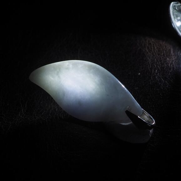 糸魚川翡翠 ラベンダー翡翠 リーフペンダントトップ 1.9g lavender