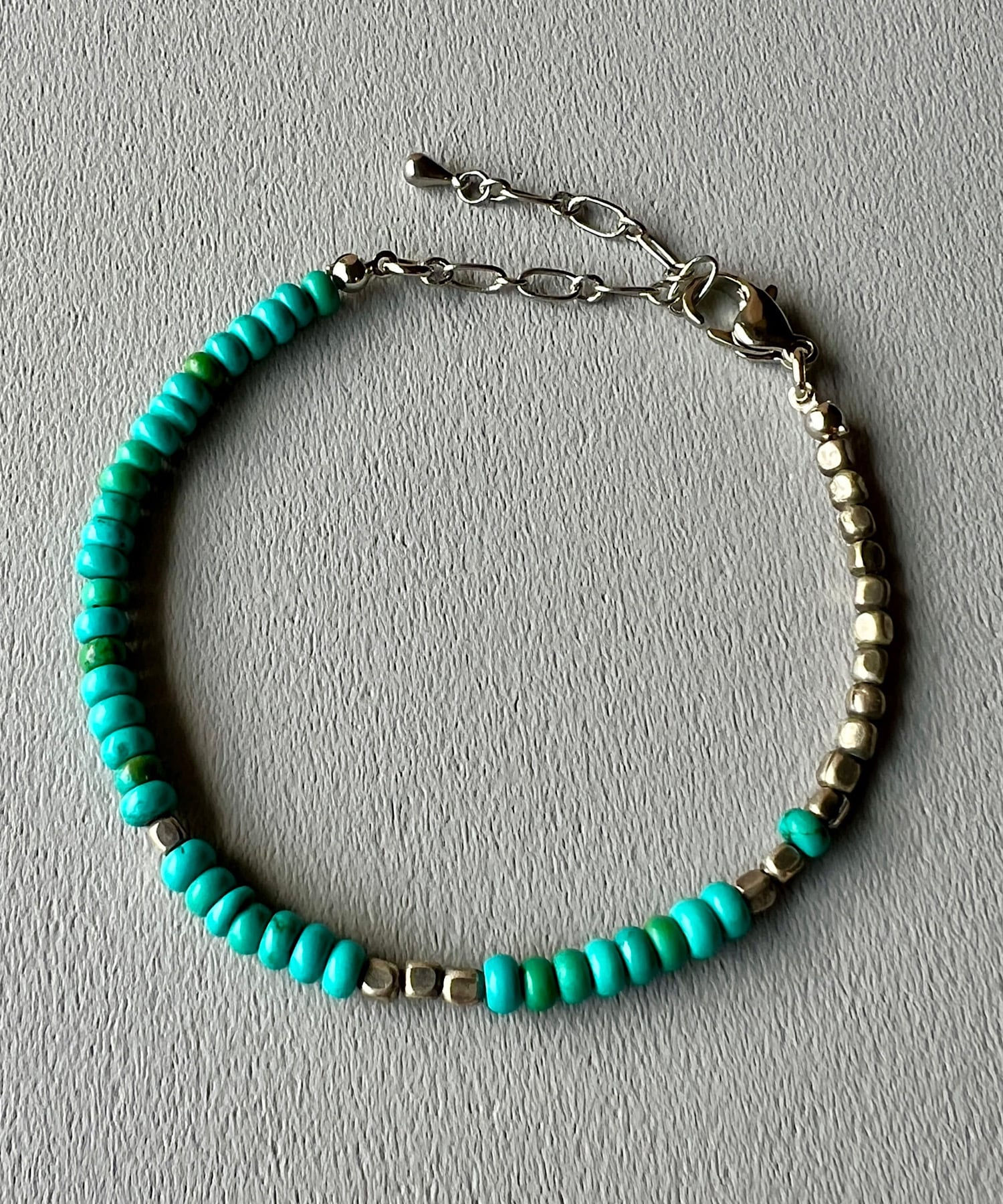 OVER THE DAY TOKYO | TURQUOISE BUTTON CUT × METAL BEADS ADJUSTABLE BRACELET (SLV) OTDT-109