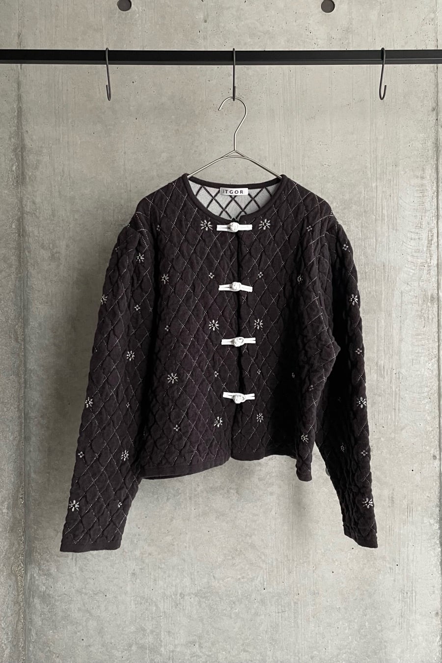 Quilting flower beads cardigan BROWN | tyn.TGOR