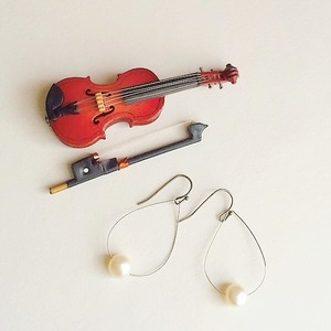 ヴァイオリン、ヴィオラ弦のしずく型ピアス  V-049 Violin, Violastrings pear shape pierces with pearls 