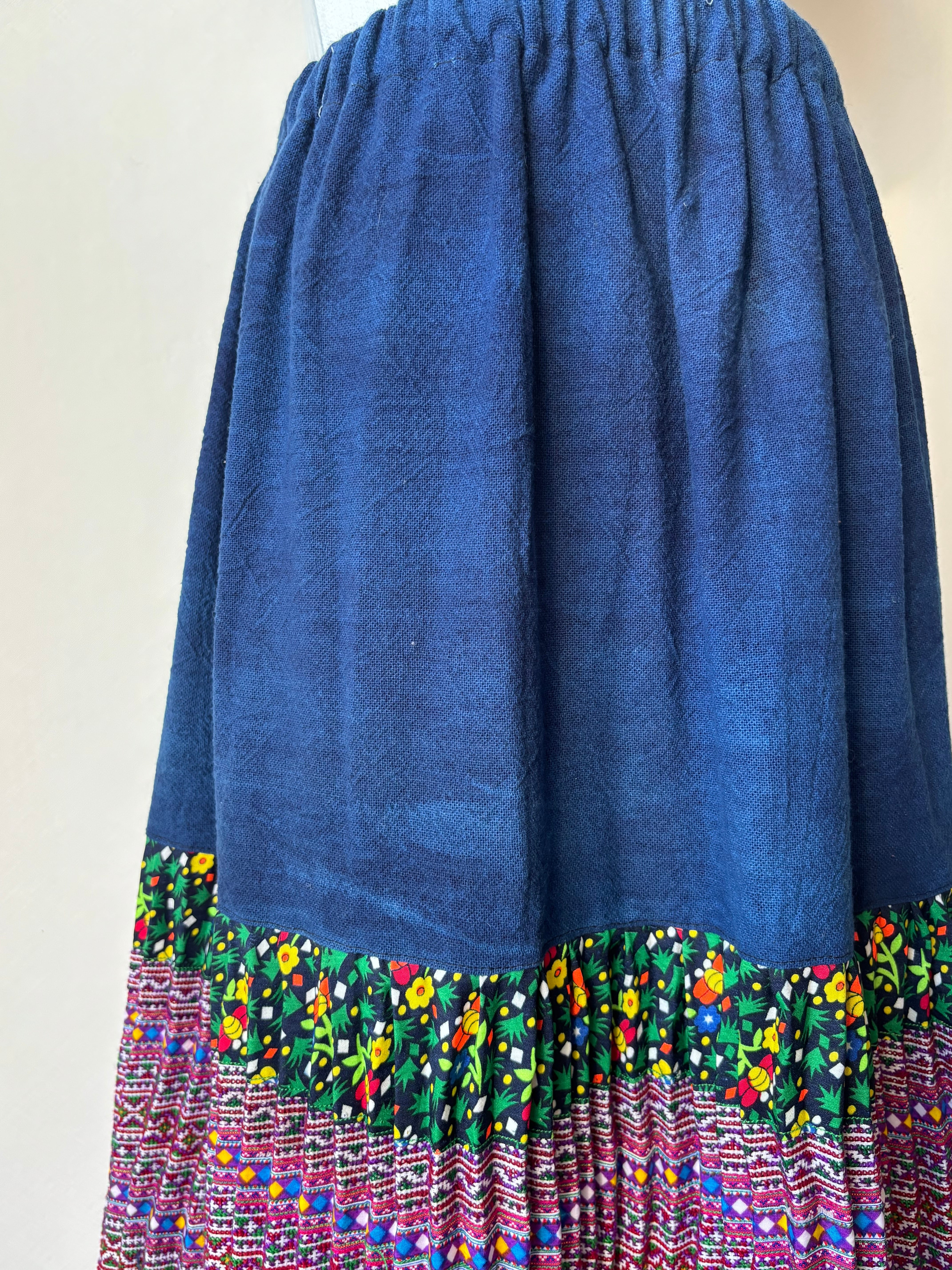 モン族スカート 069 ロング 花モン手刺繍 藍染布 | bami モン族