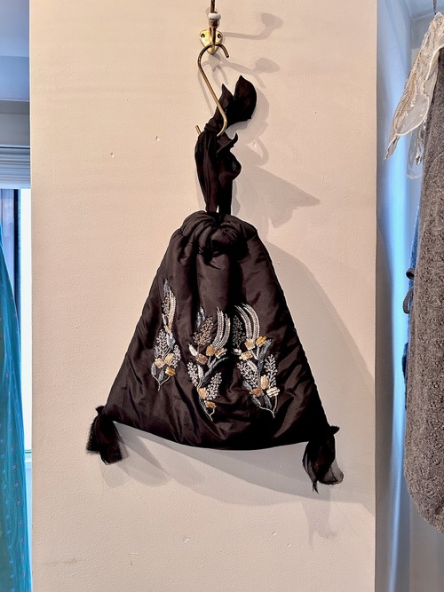 [2025年9～11月納期：4月4日まで延長] TOWAVASE(トワヴァーズ）Manon-bag シルク+刺繍 巾着型バッグ