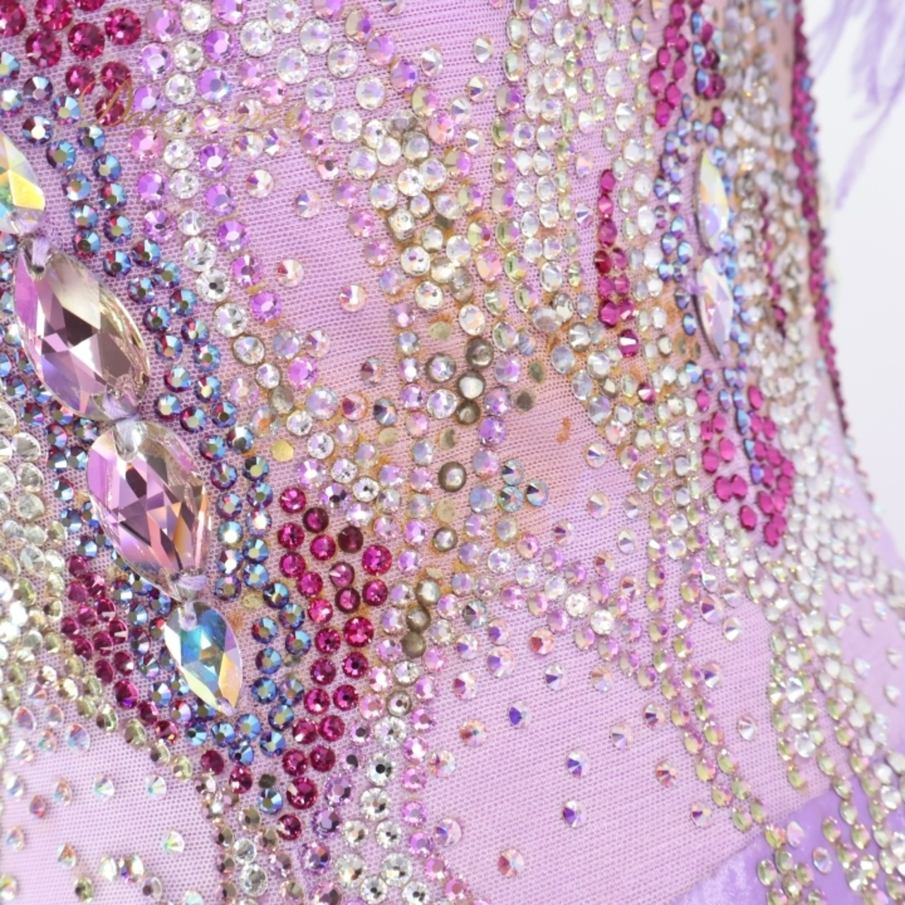 社交ダンス 衣装 チャコット Chacott スタンダードドレス ワンピース スタンダード 紫 フロート レース ファー フェザー デモ 競技 ダンス パーティ 発表会 高級感 豪華 上品 ラベンダー パープル系 パフォーマンス 目立つ 美しい おしゃれ 女性用 コスチューム パーティー衣装 フェミニン