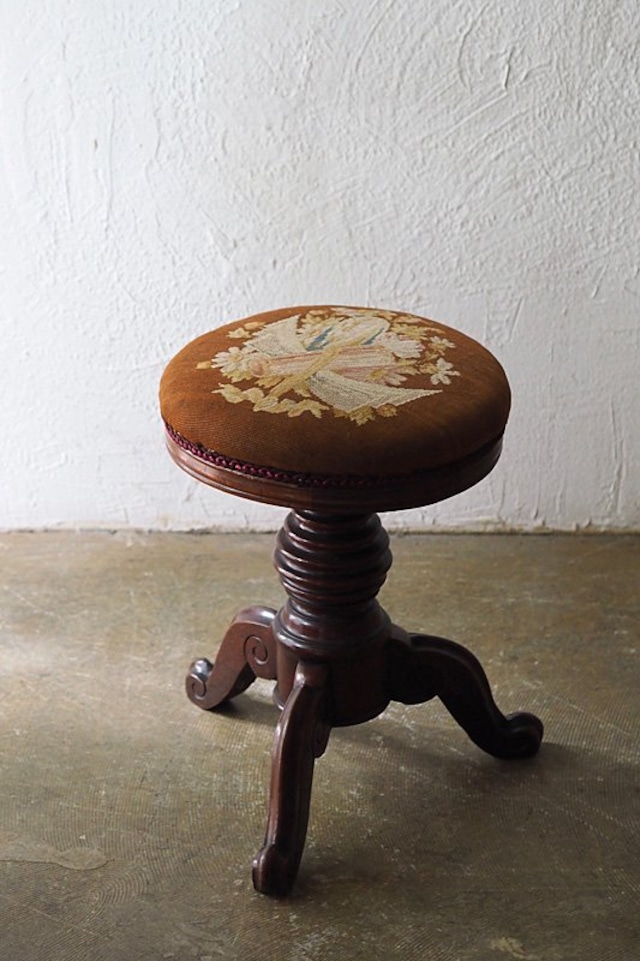 ステッチ 花と戦勝記念物 ピアノスツール-antique round stool