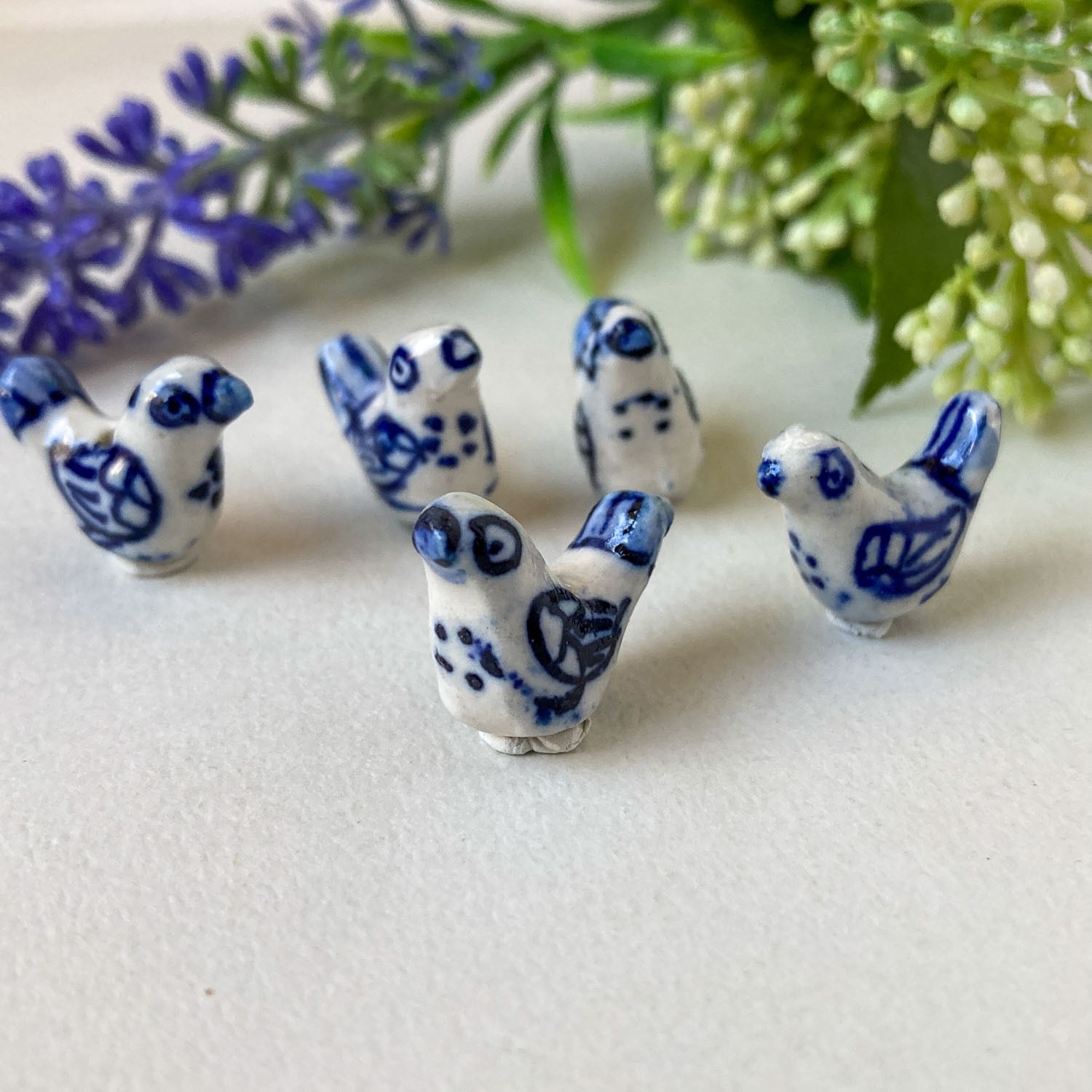 お花模様入りトリの陶器ビーズ(18mm)