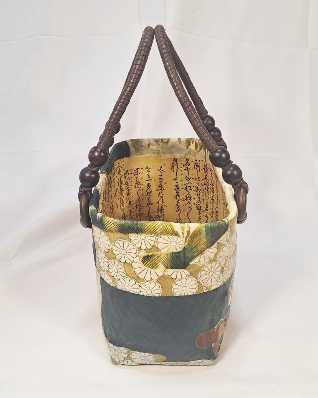 一閑張り カゴバッグ 2024-10 鷹、菊模様 | 花乃絵-一閑張り制作販売-