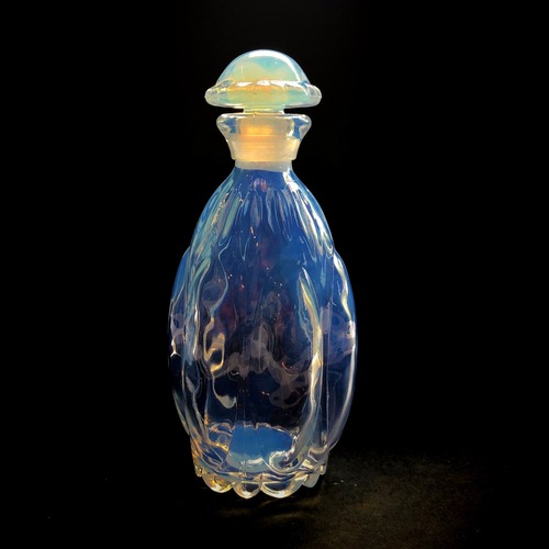 オパールセントガラスの香水瓶