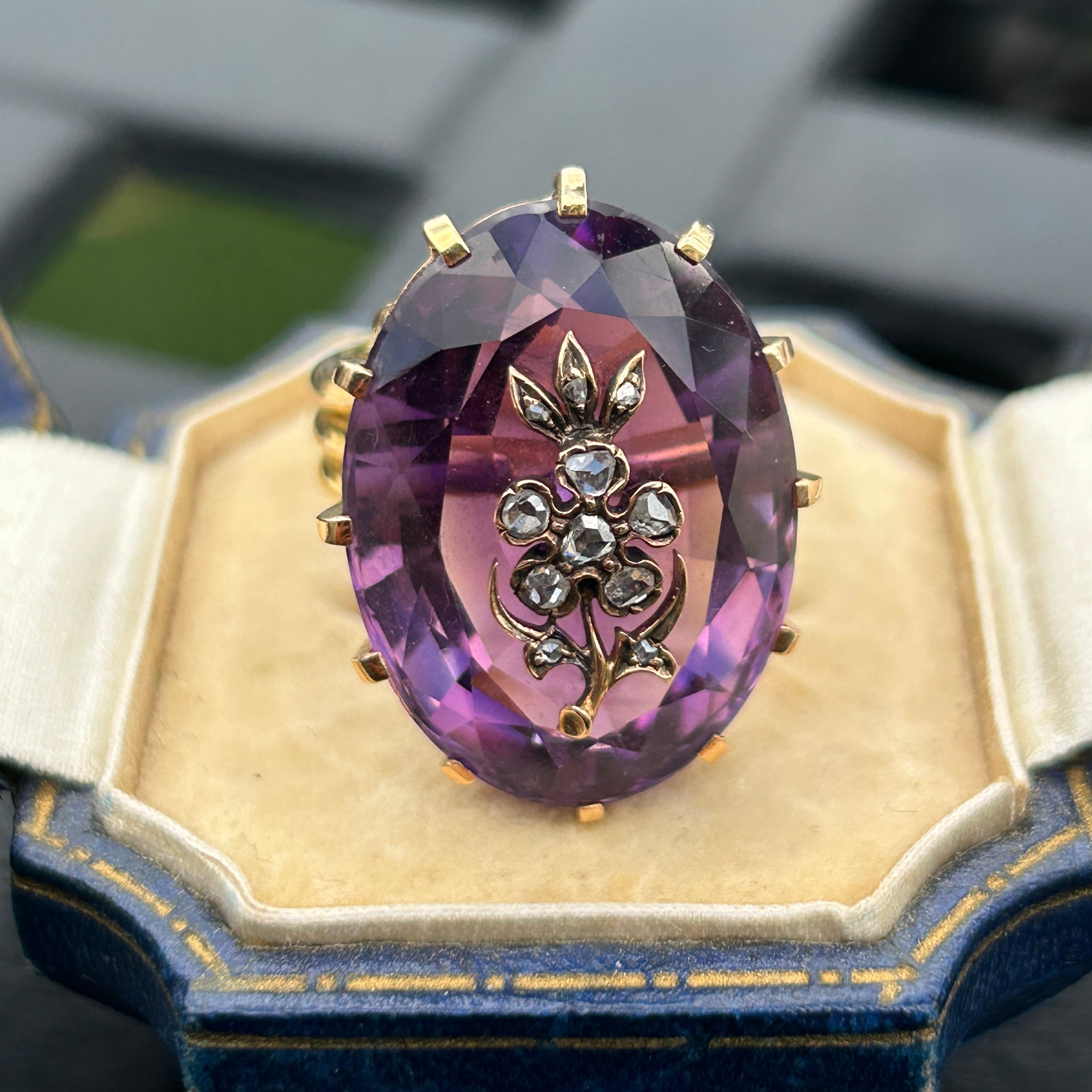 欧州アンティーク　K15 大きなサイベリアンアメジスト小花添えのリング