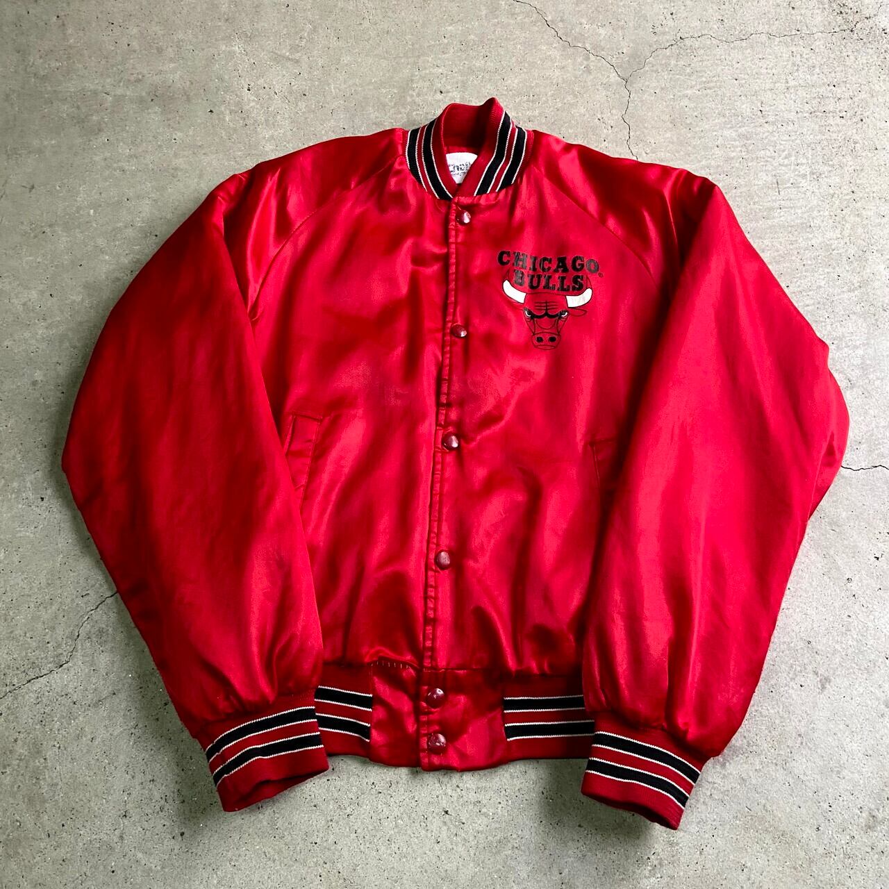 90年代 Chalk Line シカゴ・ブルズ BULLS ロゴプリント ナイロンスタジャン レディースM相当 古着 CHICAGO BULLS  チームロゴ 90s ビンテージ ヴィンテージ レッド 赤【ナイロンジャケット】【CS2301-30】【3anniv】 | cave ...