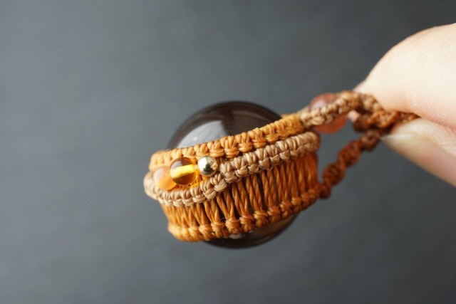 【プレミアム級の虹入り】14kgfチャーム付きレインボースモーキークォーツ（スモーキーアイリスクォーツ）のマクラメネックレス