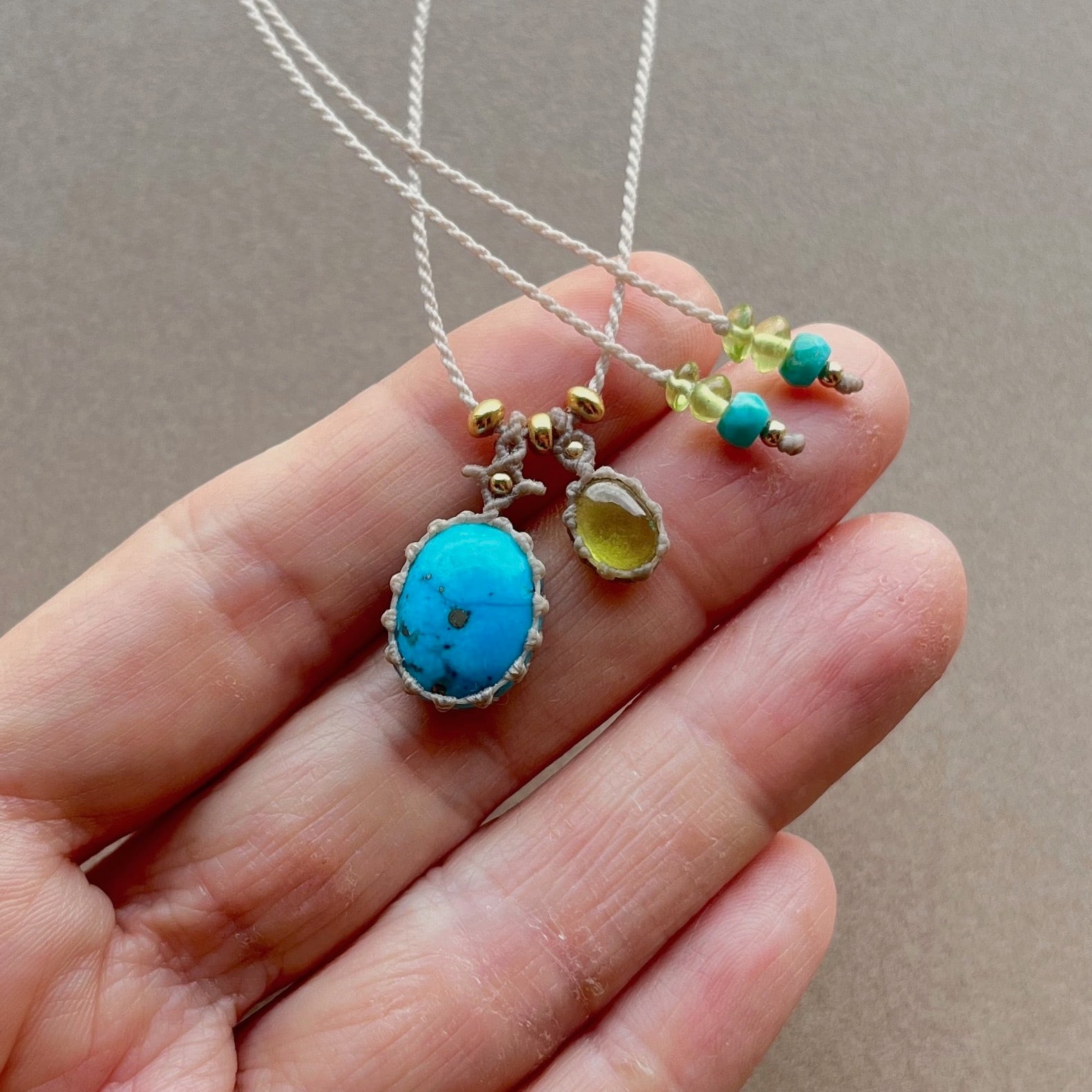ペルシアンターコイズとペリドットのマクラメ編み 天然石ネックレス