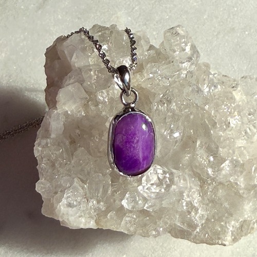 【レア】【超美石】ピンクスギライト　ペンダント（チェーンつき）　6120