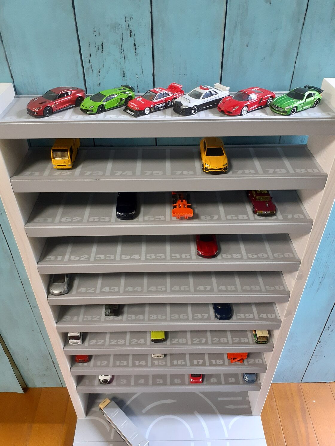 自作10段90台トミカ収納棚ロータリー交差点付ミニカーホットウィール  