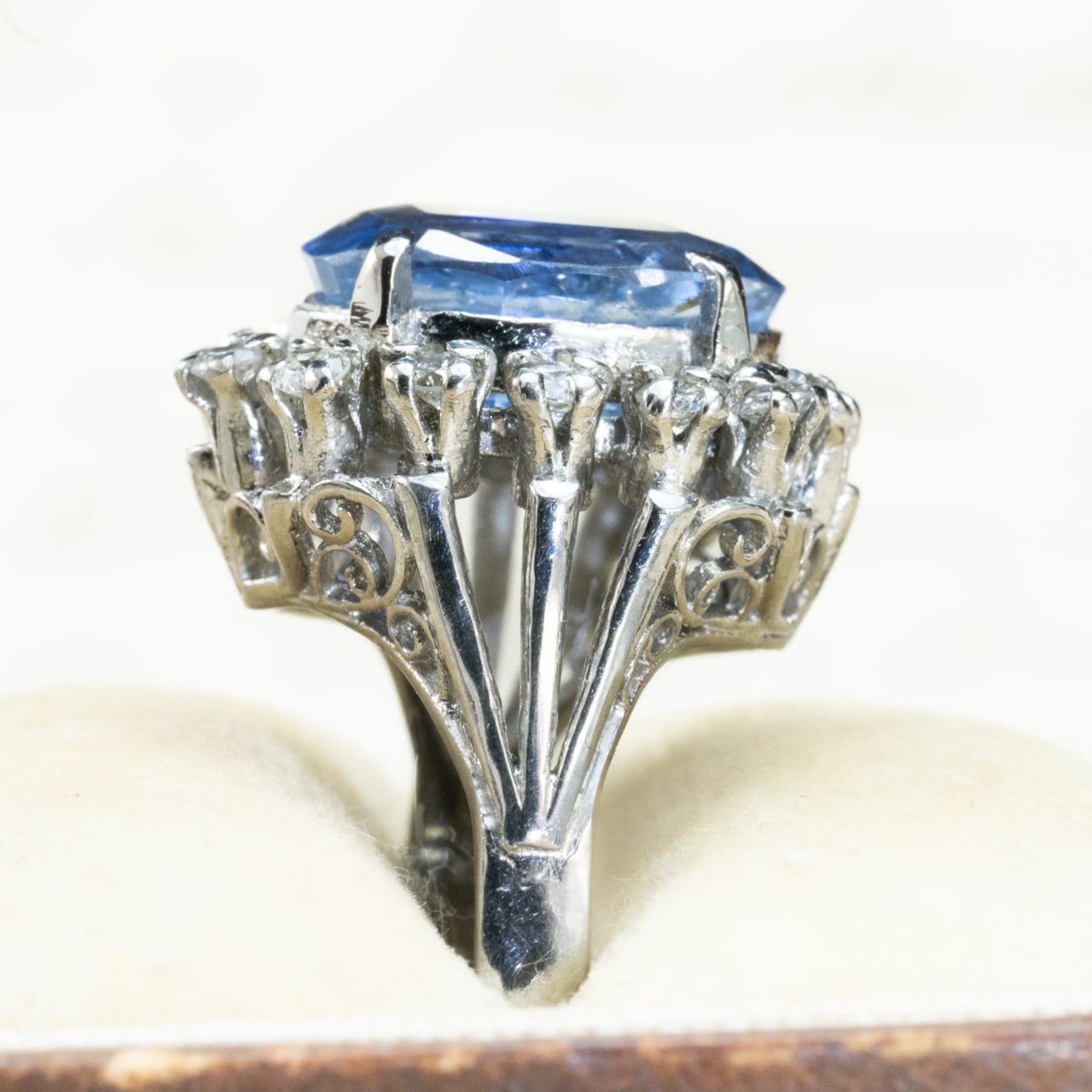 日本の作品】 Pt900 昭和ザマスリング 非加熱ブルーサファイヤ 3.903ct