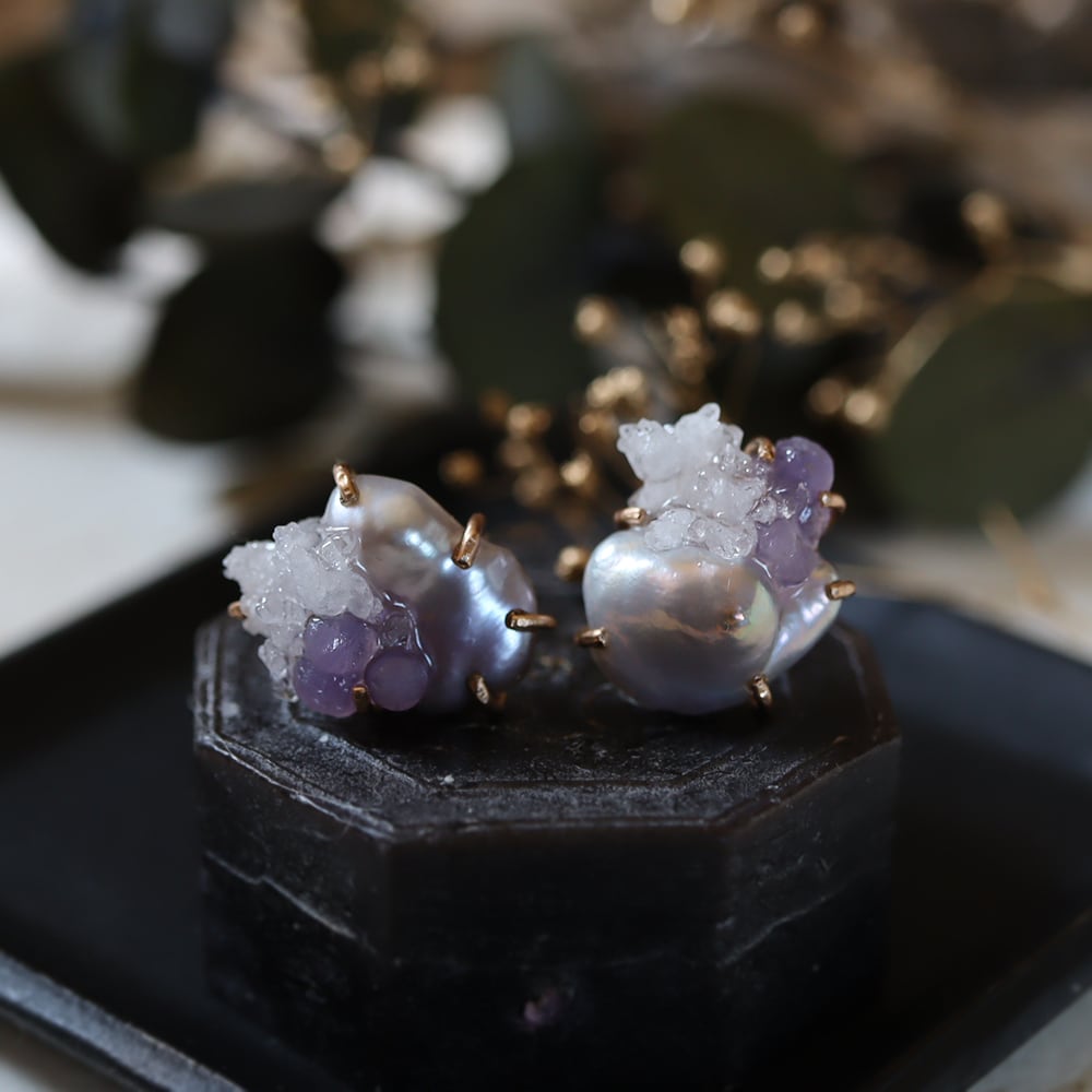 お花とラベンダーカルセドニーとフォスフォシデライトのピアス ピアス | witch/花石:鉱物植物アクセサリー/オブジェ