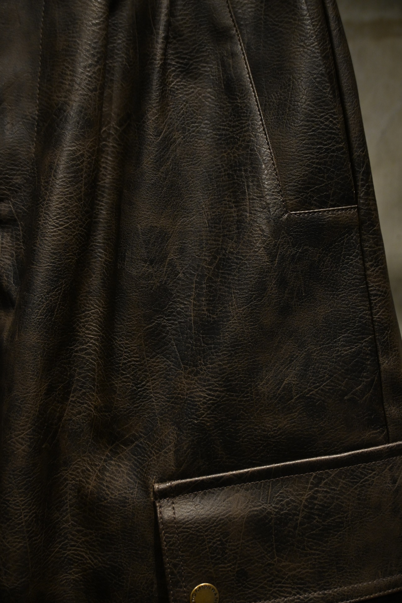 【26AW | MEN】Feng Chen Wang フェンチェンワン / パンツ / Brown Distressed Faux Long Leather Trousers with Utility Pockets FUF22TR34 - 5