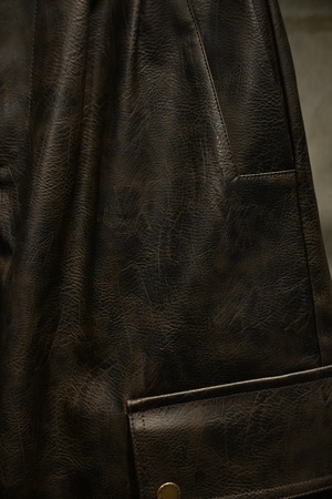 【26AW | MEN】Feng Chen Wang フェンチェンワン / パンツ / Brown Distressed Faux Long Leather Trousers with Utility Pockets FUF22TR34