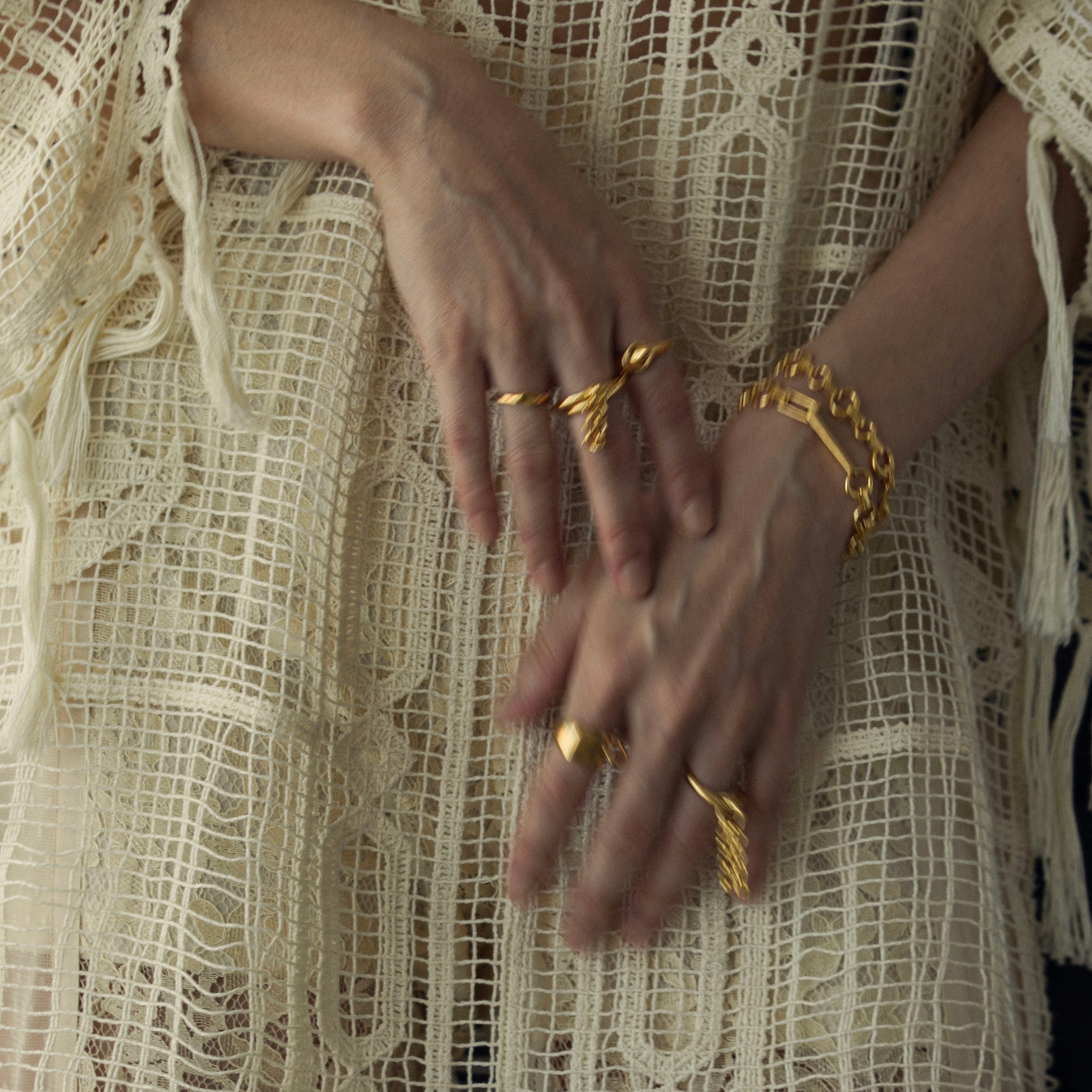 Bloom tassel ring Gold | FLYNK