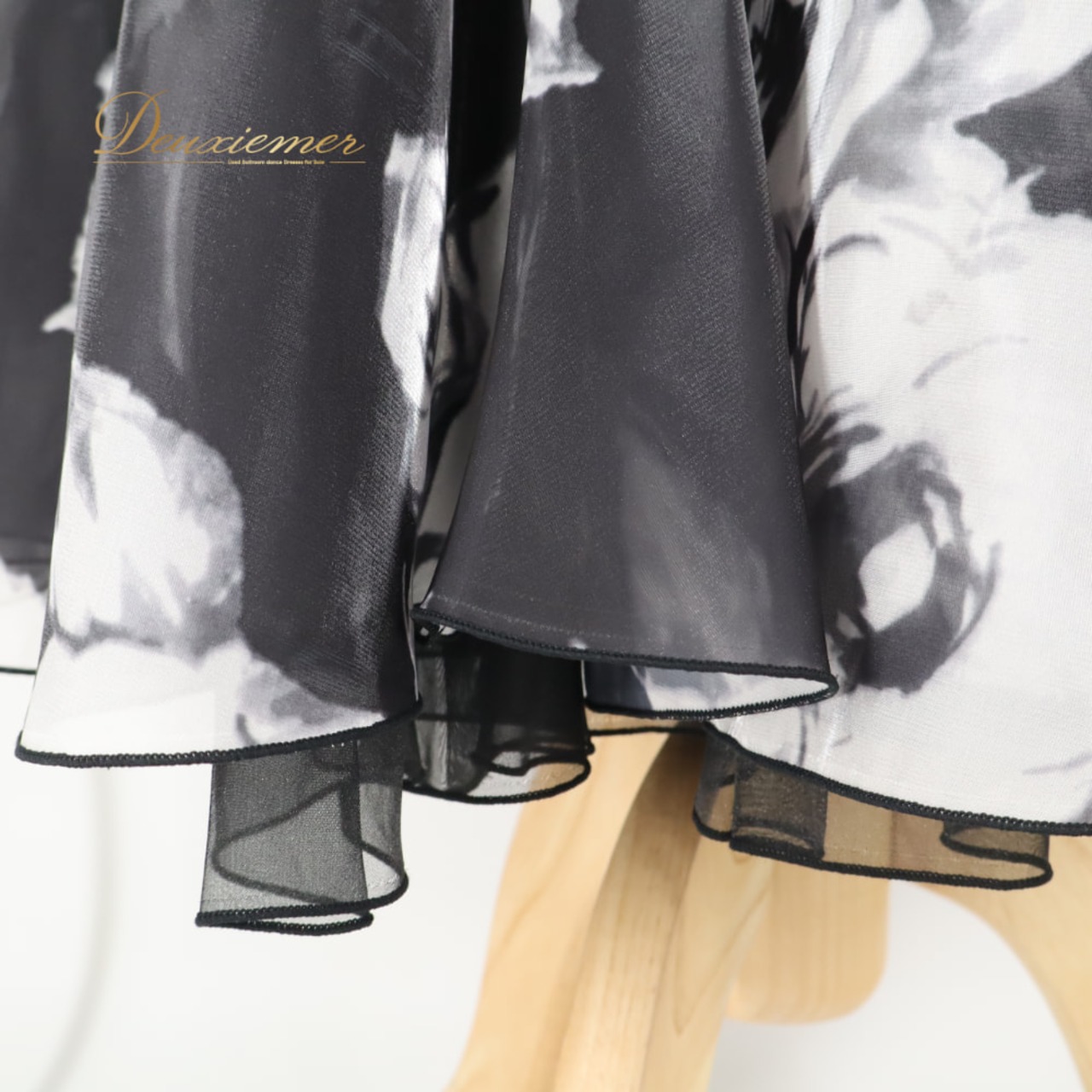 社交ダンス 衣装 スカート レッスンウェア ブラック系 ホワイト系 グレイ系 黒 白 灰色 チュール 透け感 シースルー 光沢感 バラ柄 花柄 植物柄 フレア ふんわり 軽やか 華やか かわいい おしゃれ 上品 大人っぽい ダンス 練習 レッスン ダンス衣装 練習着