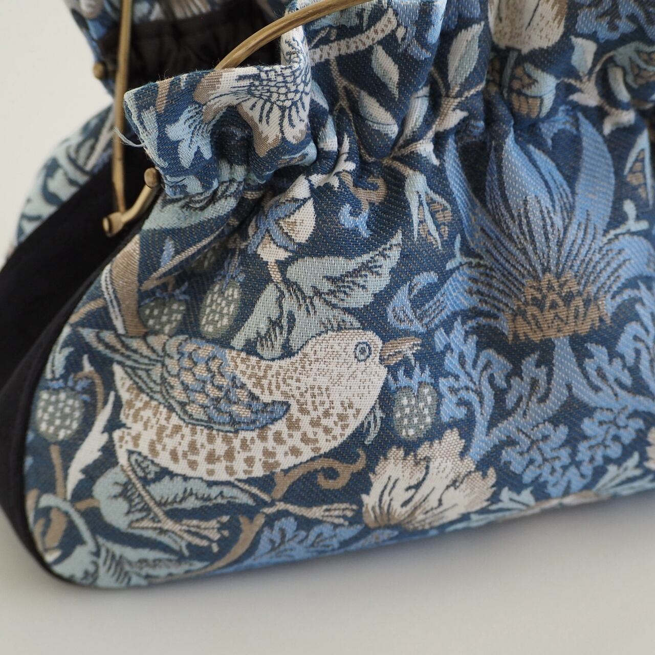 □ジャガード生地の2wayがま口バッグ・いちご泥棒□ musique (wm-stf