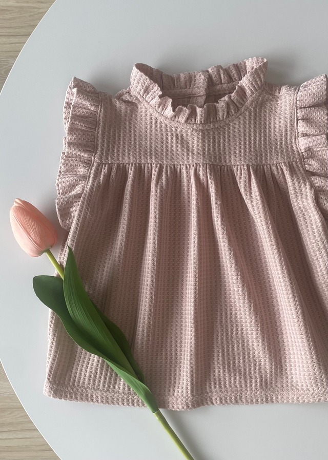 スタンドフリル襟トップス〈Pink beige〉