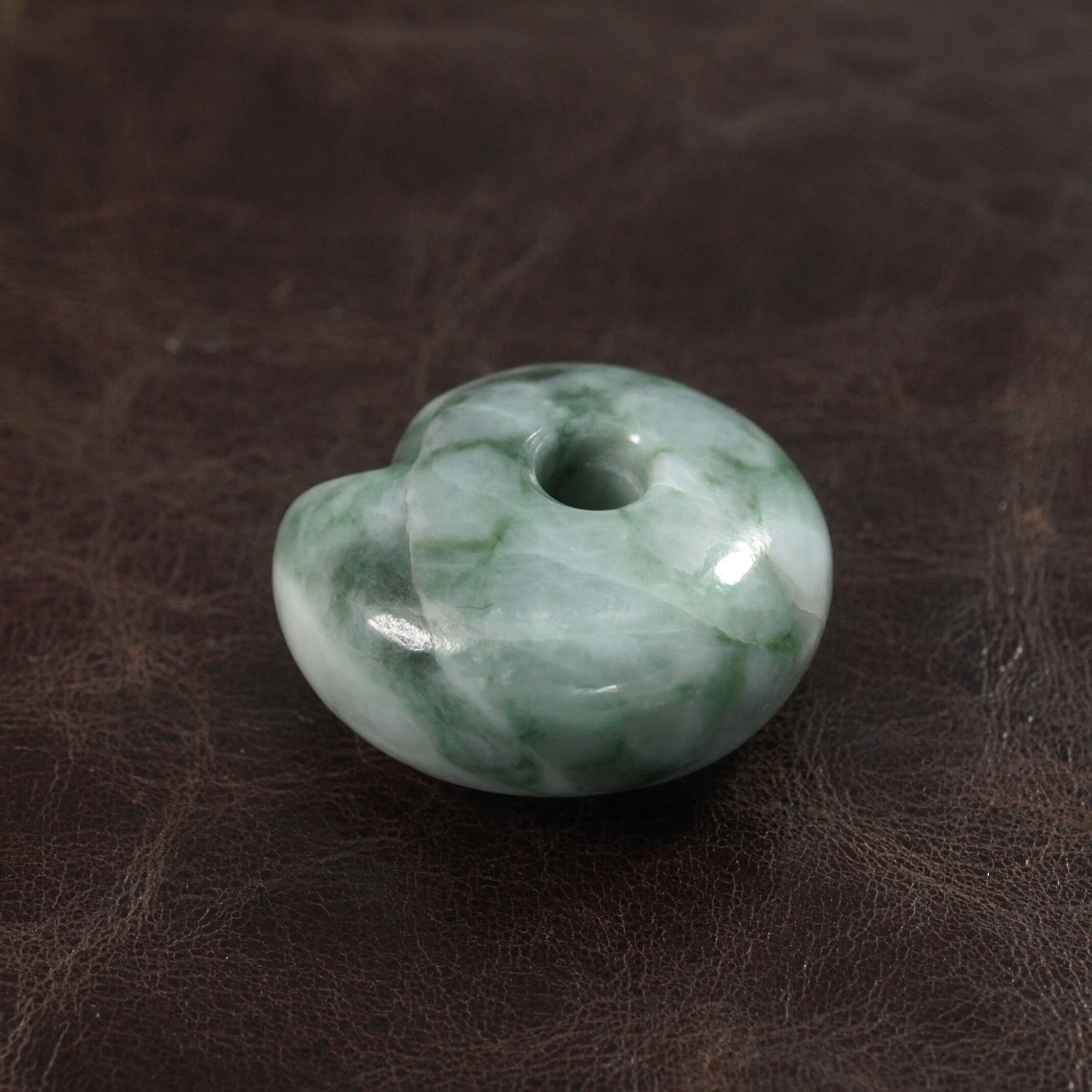 糸魚川翡翠 まがたま まる勾玉 14.3g Green Jadeite Magatama | URUWA 工房 うるわ powered by BASE