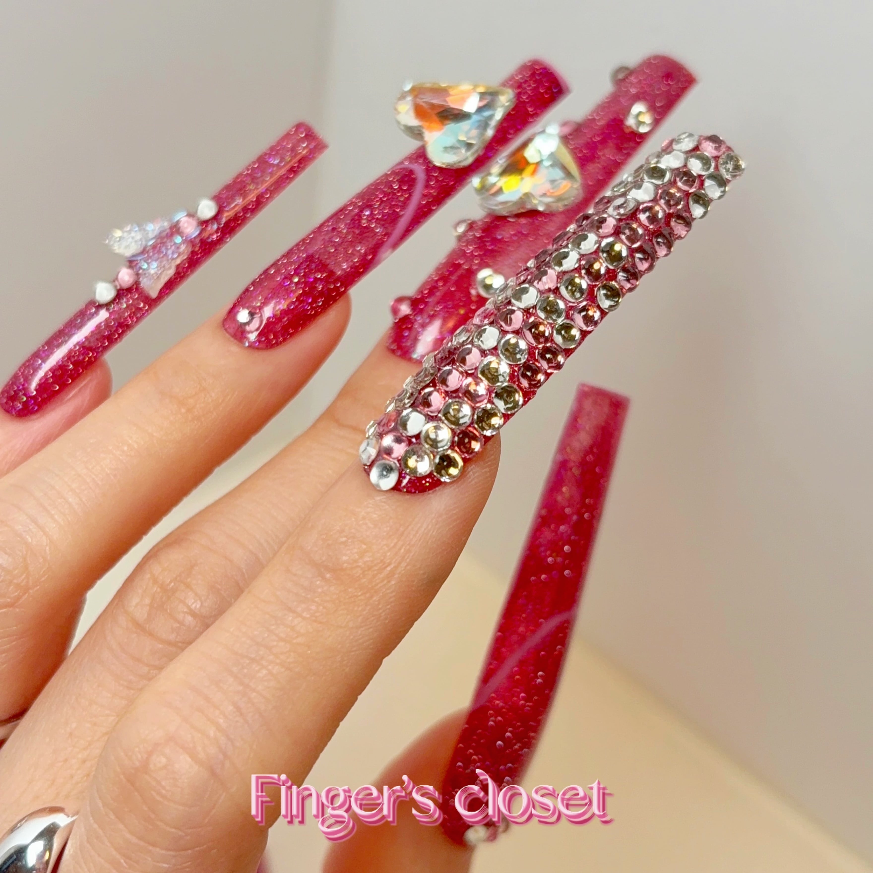 フェアリーピンク×蝶々パーツ×ファーネイルの姫系ガーリーデザイン