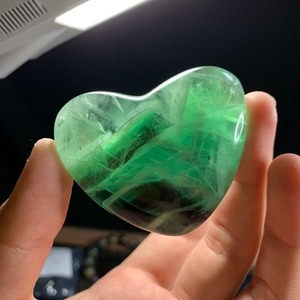 ハート 4. 可愛い 大きいグリーンフローライト