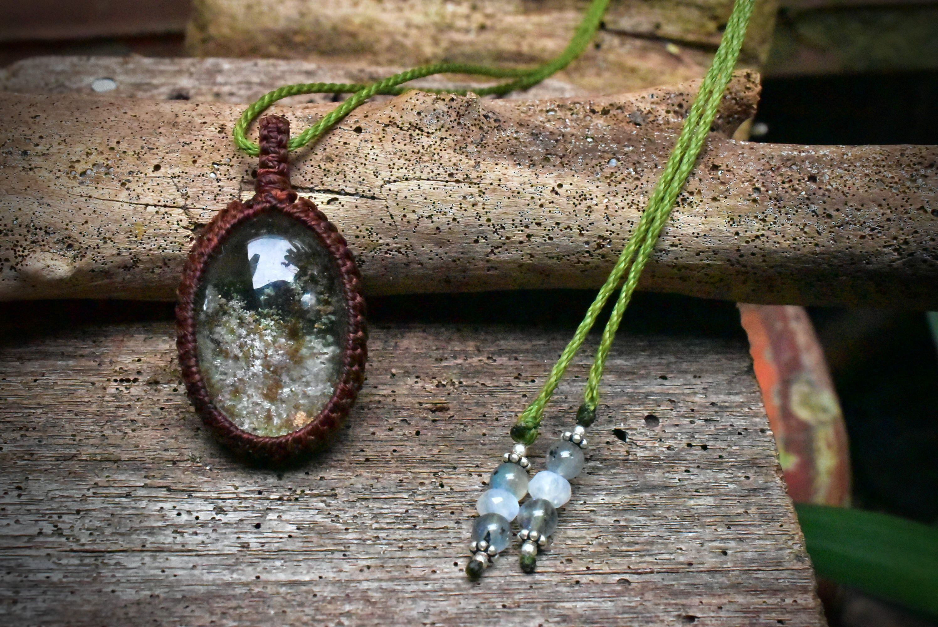 クローライトとホワイト内包物ガーデンクォーツ マクラメペンダントgary012