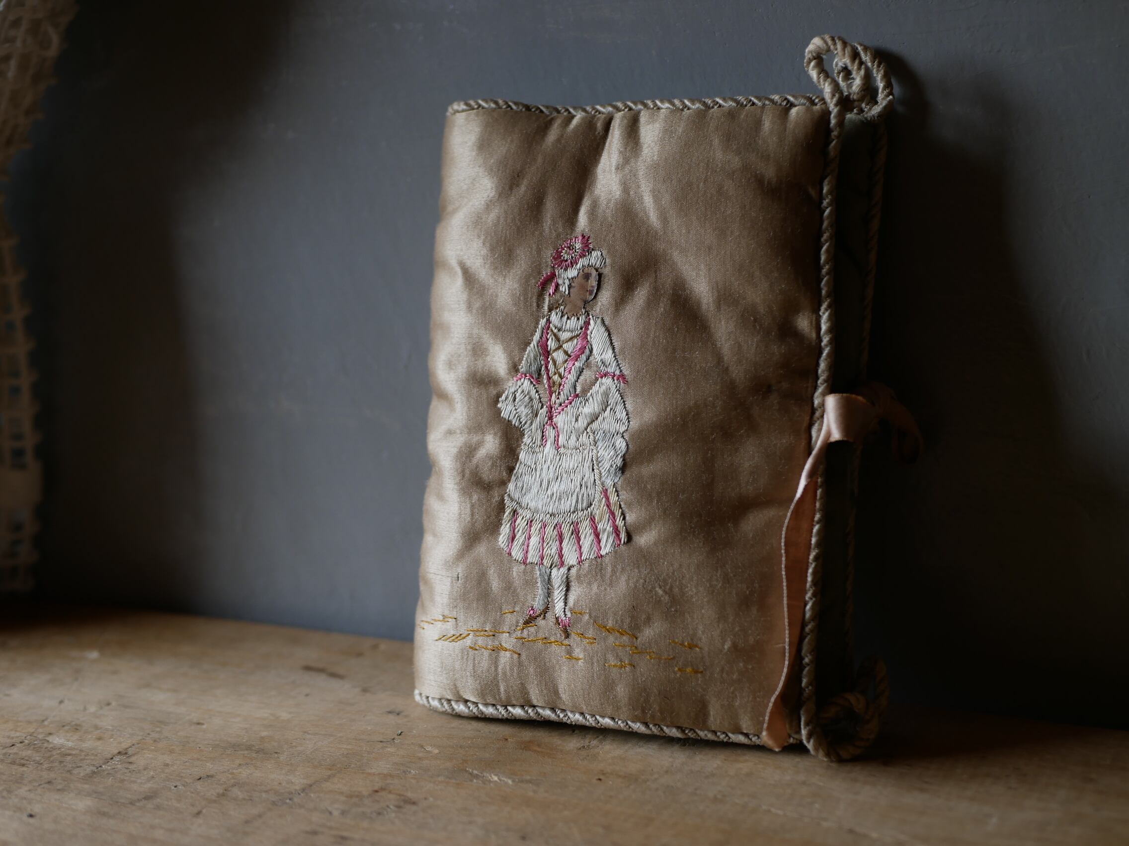 シルクのハンキーケース　手刺繡　フランスアンティーク　ブロカントのある暮らし シルクのハンキーケース 手刺繡 フランスアンティーク