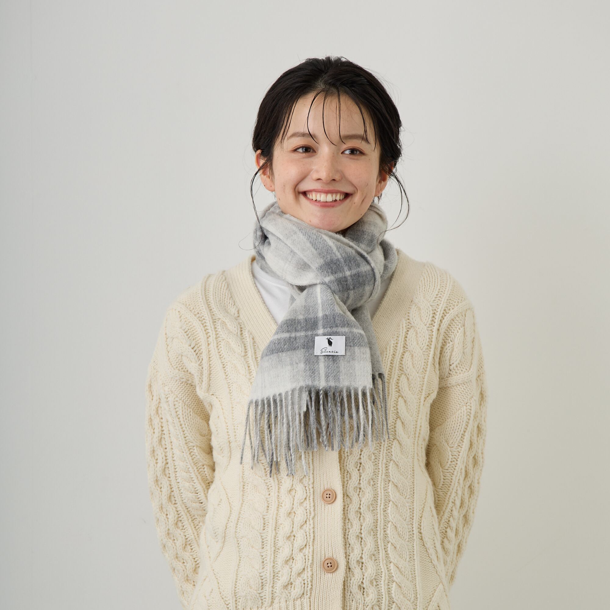 くわごん　スコットランド　ホワイトカシミヤマフラー カシミヤスマフラー オフホワイト | EDWARD BROWN(エドワードブラウン