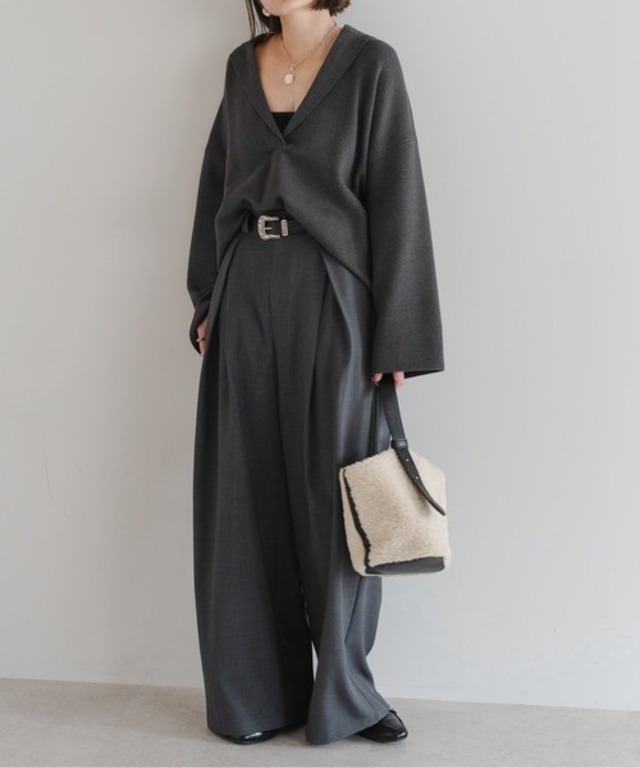 深Vネックニットプルオーバー