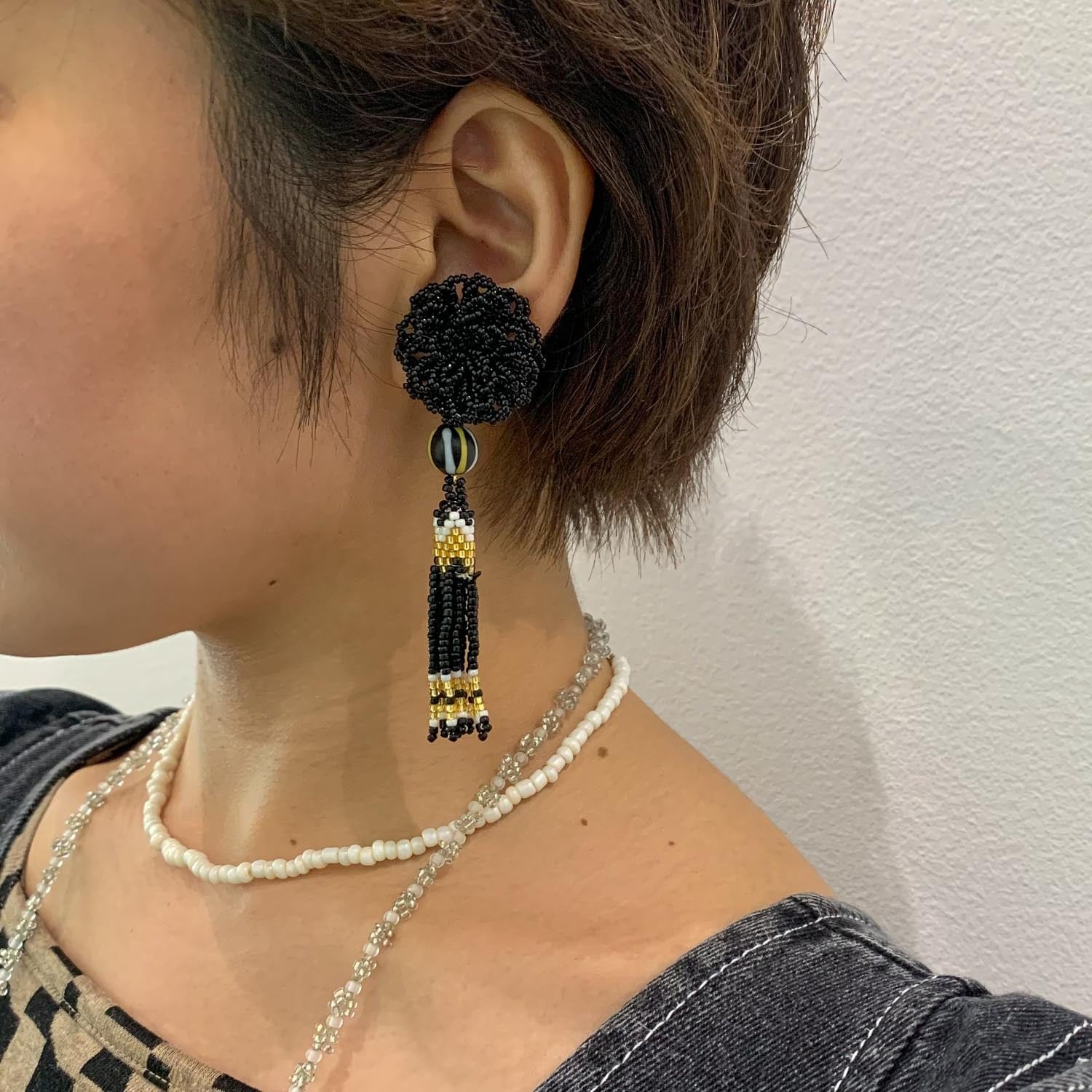 黒花トップとビーズタッセルの〈ピアス/イヤリング〉 | Dua