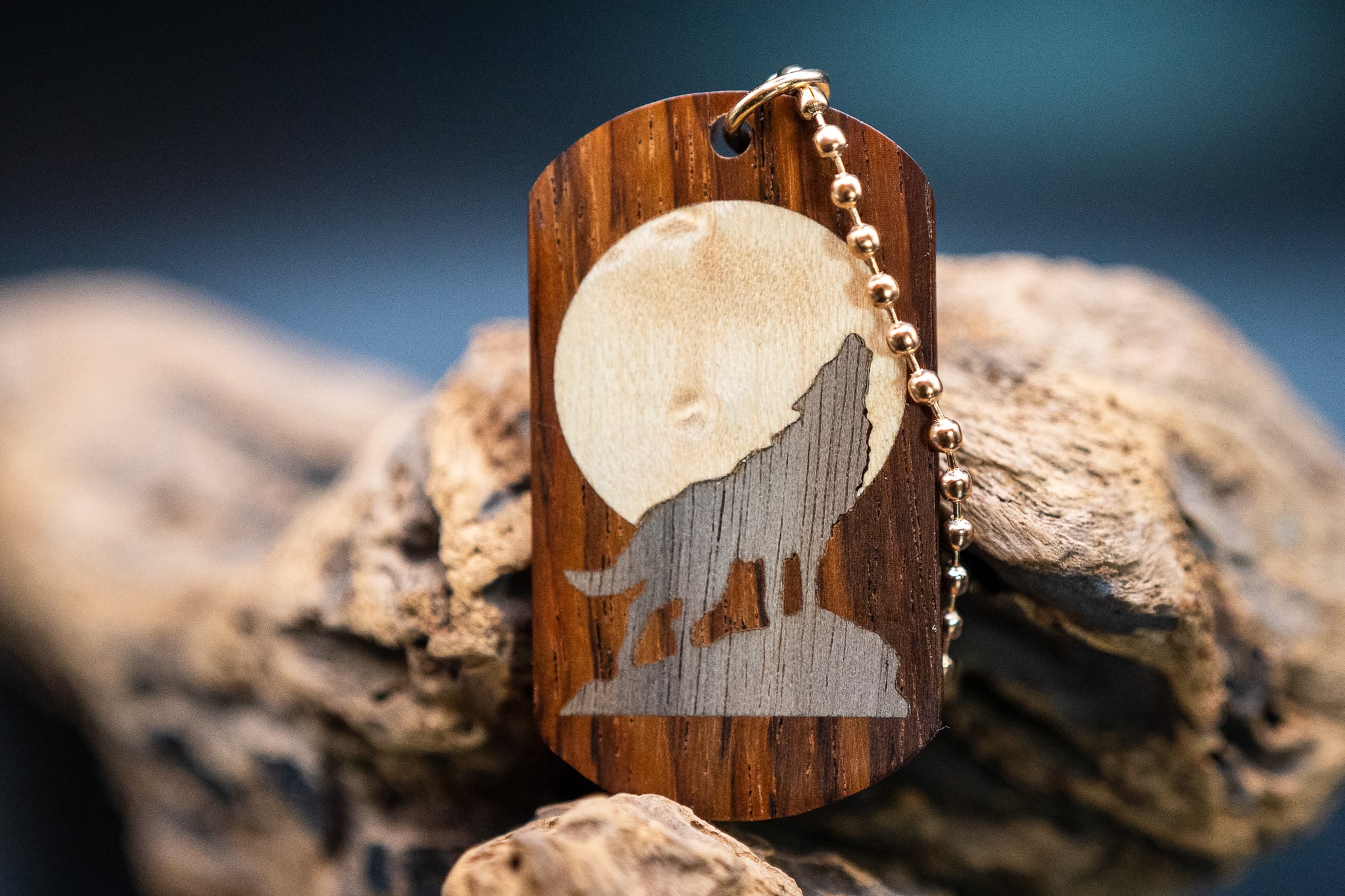 木のダイヤモンド】本紫檀 ドッグタグ 象嵌 月と狼 | 木軸ペン工房 金杢犀