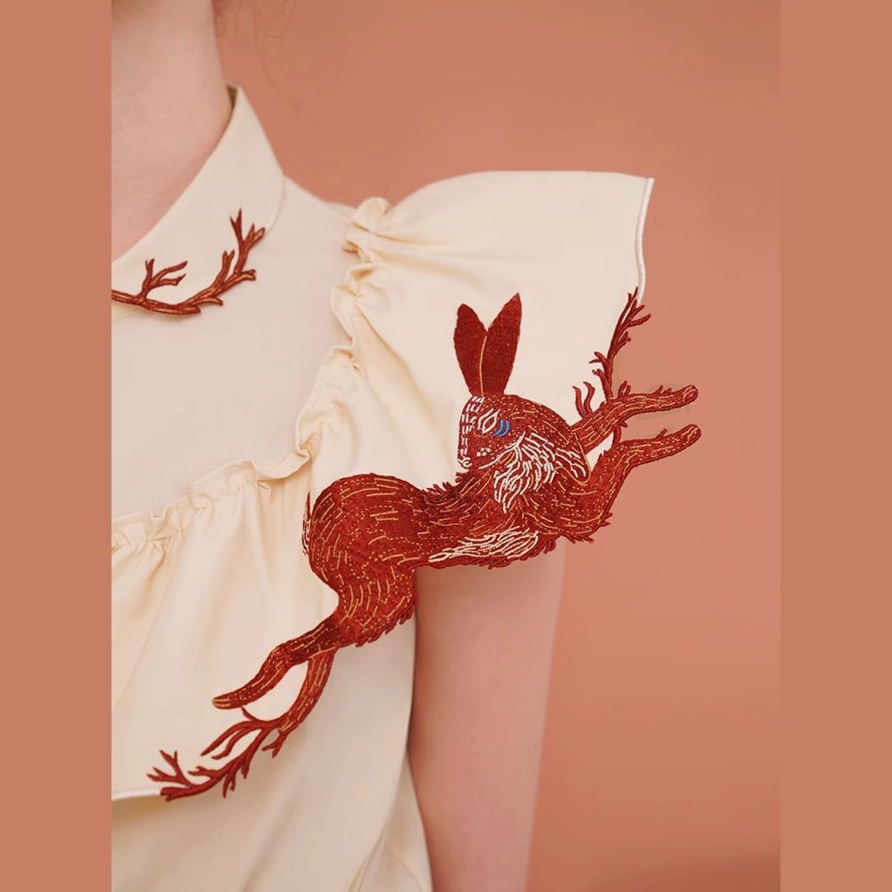ウサギ刺繍のフリルトップス　E00239