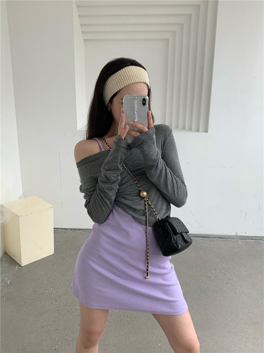 セクシーなオフショルダーグレーのTシャツ女性秋ルーズ長袖ボトミングシャツ2020新しいショートインナートップ ブラックストロベリース93913185400