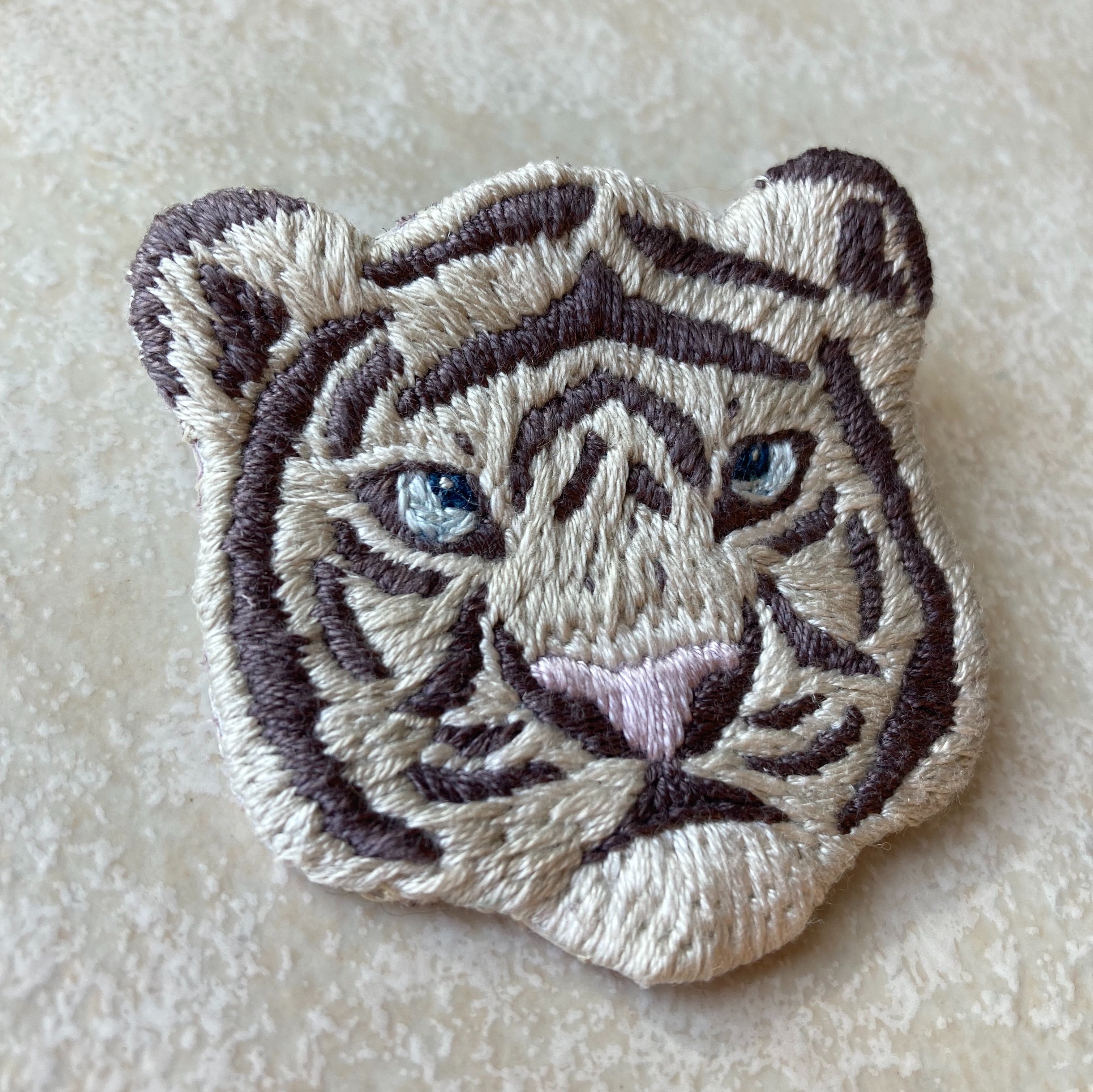 ホワイトタイガーの刺繍ブローチ | gege