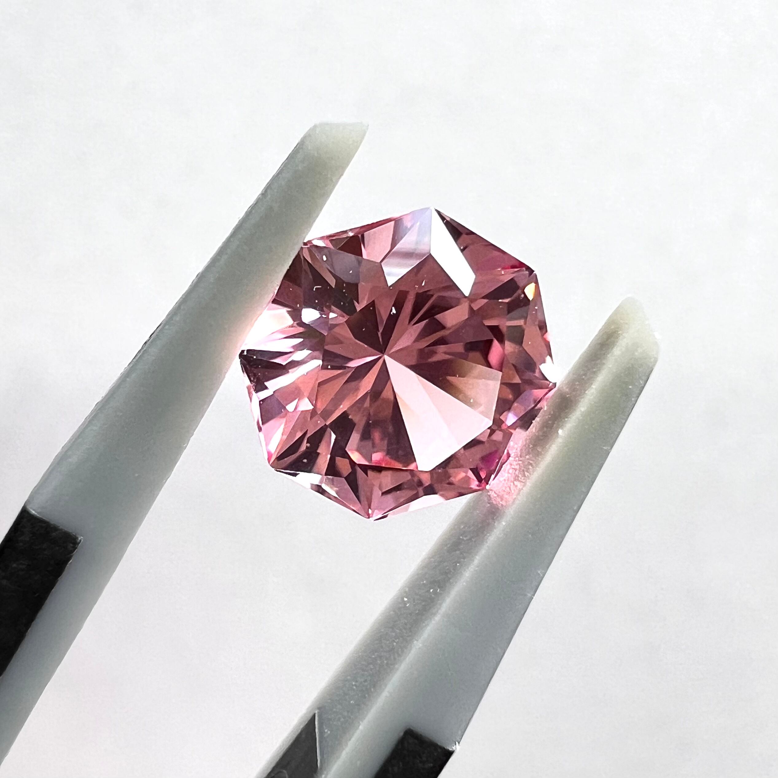 再結晶ピンクサファイア ほんのりパパラチア 特殊オクタゴンカット ルース 春色