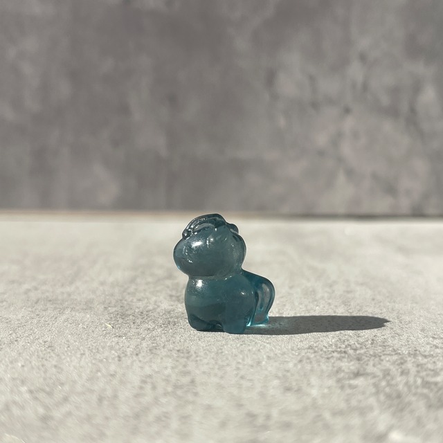 フローライトのミニ馬（ランダム発送）｜2026年の干支・馬｜指先サイズの天然石カービング