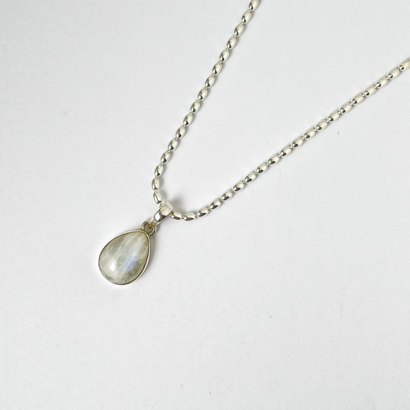 レインボームーンストー シルバーフレーム ドロップ 型 ペンダント 2.2×1.6cm