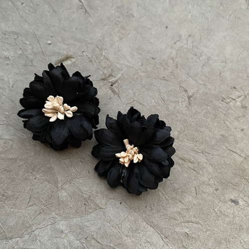 【ピアス】Simurgh シームルグ ブラック　フラワー 花　造花