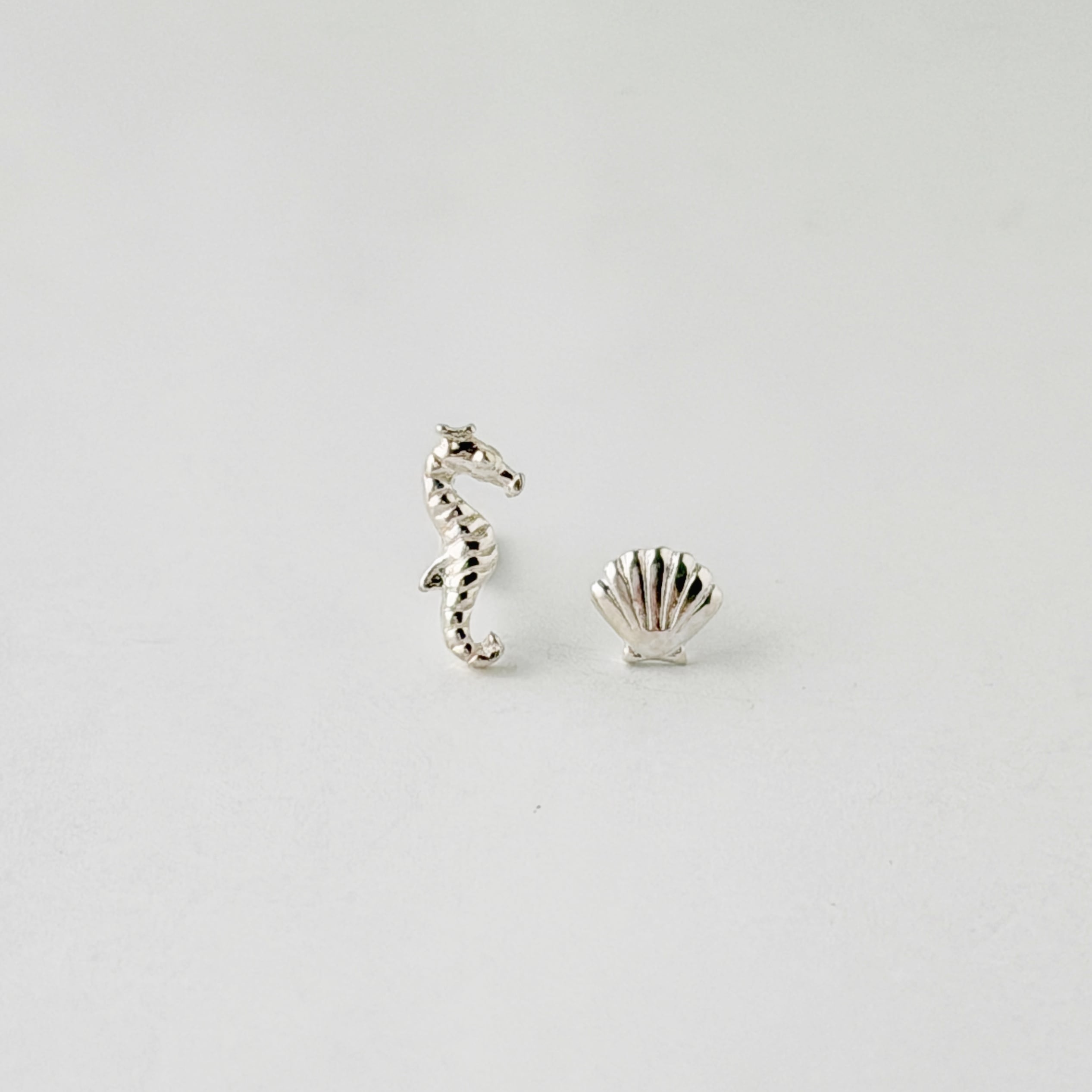 Lagoon Original シェル と タツノオトシゴ スタッド ピアス 龍 辰 海