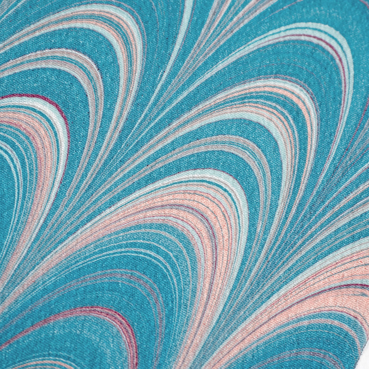 「夜明けの光を纏うドレープのような墨流し」〜洗えるきもの（シルジェリー）〜