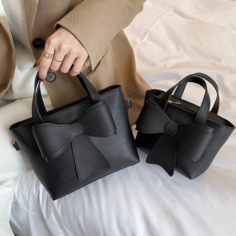 ショルダーバッグ レディース ハンドバッグ 鞄 カバン かばん 送料無料 4色 リボン 肩がけ 肩掛け 斜め掛けバッグ スクエア型 かわいい 大人可愛い きれいめ カジュアル フェミニン おしゃれ お洒落 おとな ラブリー キュート ガーリー 抜け感 無地 OL 通勤 学生 通学 デート お出かけ 女子会 休日 小さめ コンパクト ブラック ピンク ベージュ ブラウン 春 夏 秋 冬 オールシーズン 10代 20代 30代 40代 50代 ママ 韓国 韓国系 普段使い 楽ちん モテ トレンド 流行