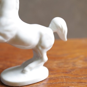 今にも飛び出しそうな、磁器の白馬