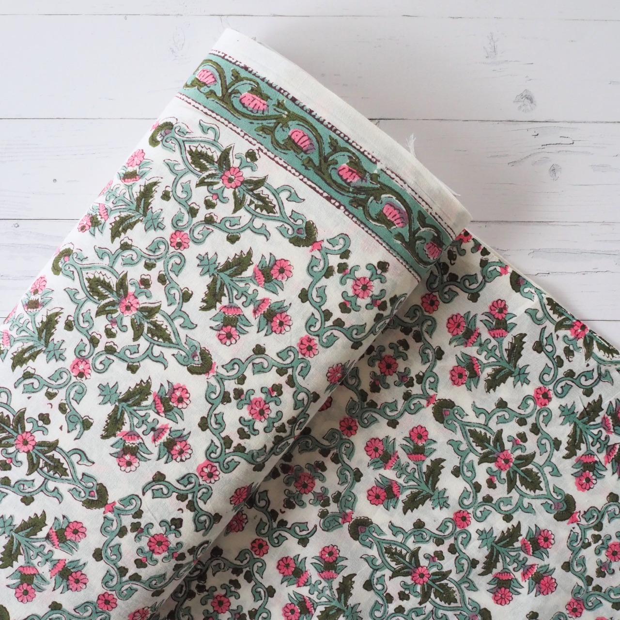 ブロックプリント生地【50cm単位】インド綿 片耳ボーダー付き 唐草花柄 白×グリーン×ピンク #24957-WT1