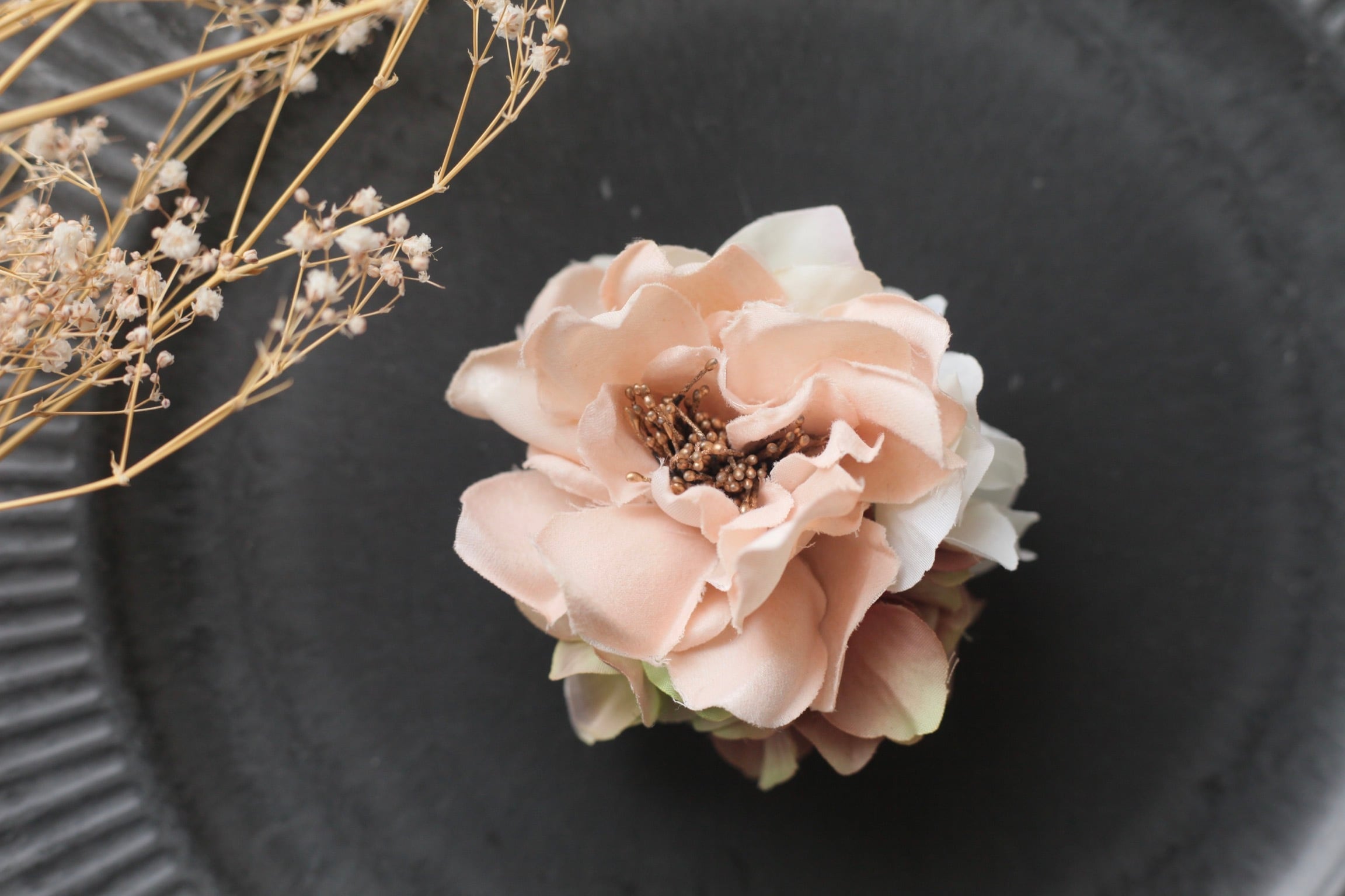 【送料無料】アネモネのコサージュ(ベージュ×アンティークピンク)