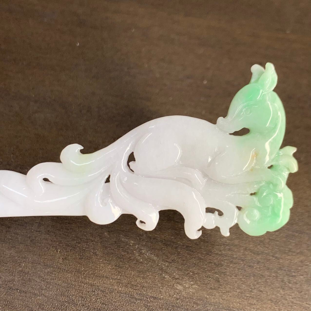 本翡翠玉 彫刻 ミャマー産 黄色 天然石 希少 高品質 無着色 ミャンマー